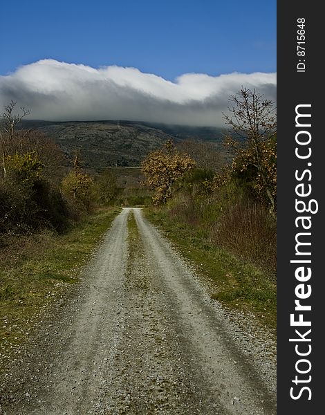Photo vertical dirt road to the mountain