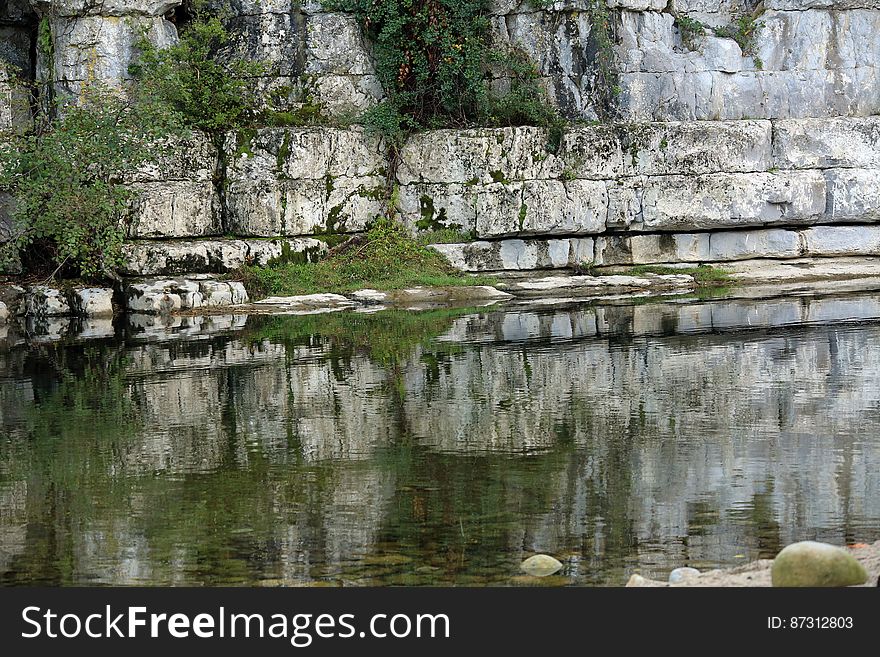 Lignes de roches et miroir de La Beaume en ArdÃ¨che.