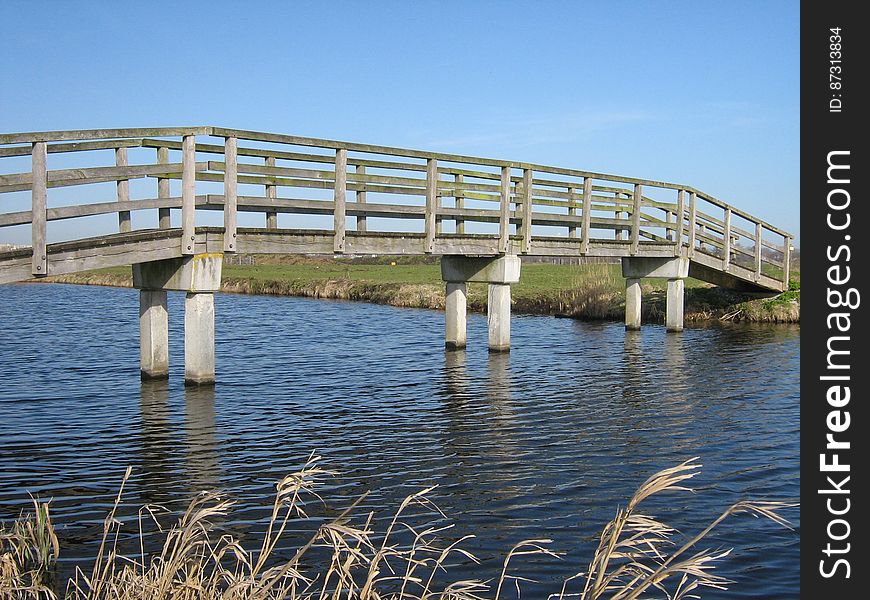 Modern, wooden footbridge along Bankrasweg &#x28;name of road&#x29;, Amstelveen, the Netherlands.