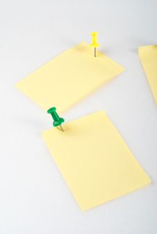 Post-it Note With Pin Royalty Free Stock Images