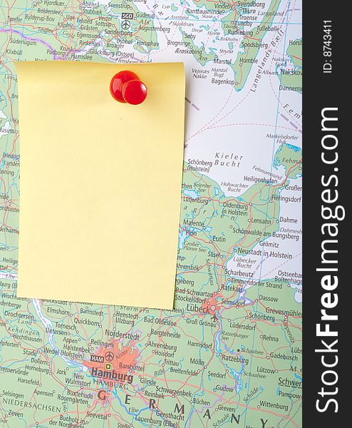 Yellow Note and red pin on map of Hamburg