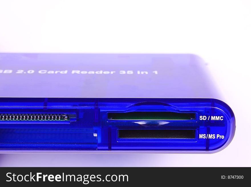 Multi format memory card reader