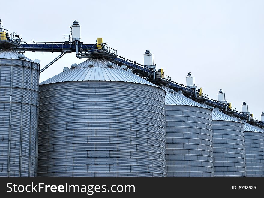 Grain terminal tanks in a port