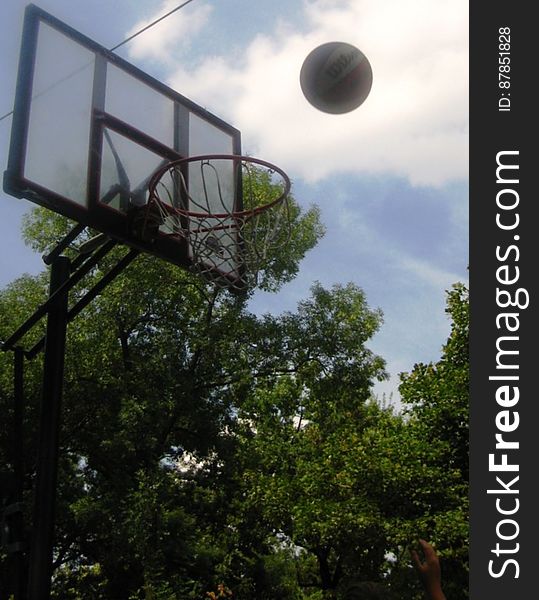 basketball-heading-for-the-net
