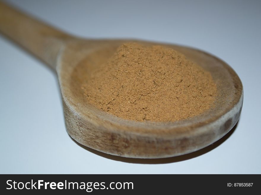 Cinnamon-powder-in-wooden-spoon