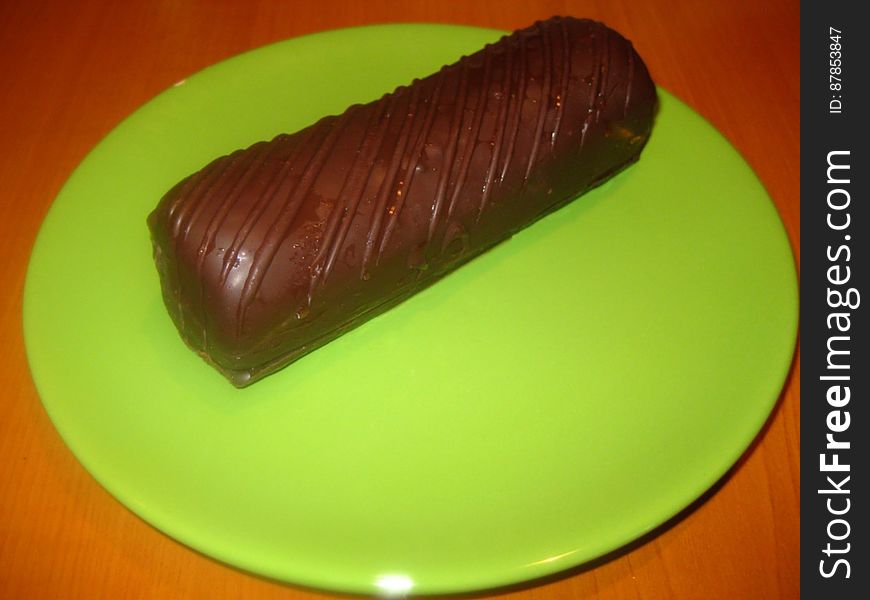 chocolate-cake-on-green-plate
