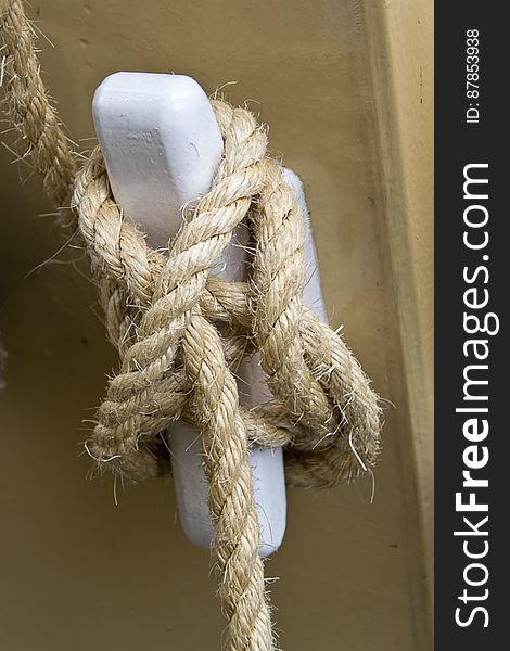 A rope secured to a horn cleat with a cleat hitch.