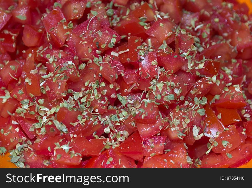 diced-tomatoes-sprinkled-with-oregano