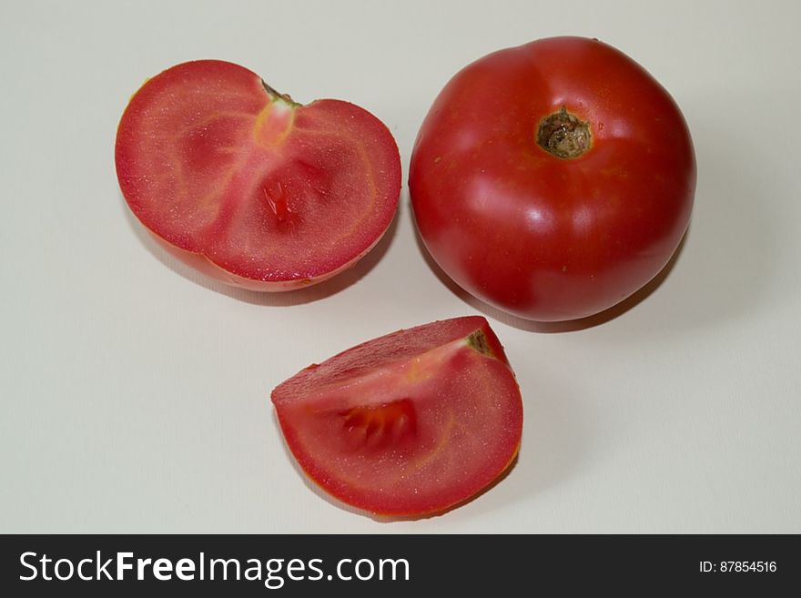 entire-and-sliced-tomatos