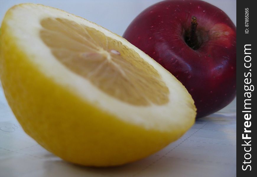 halved-lemon-and-apple