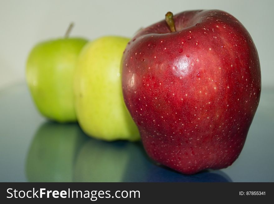 Green-and-red-apples-reflection-on-glass