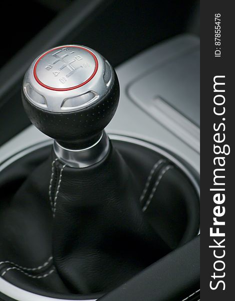 Gear stick displaying a shift pattern typical for a six-speed transmission.