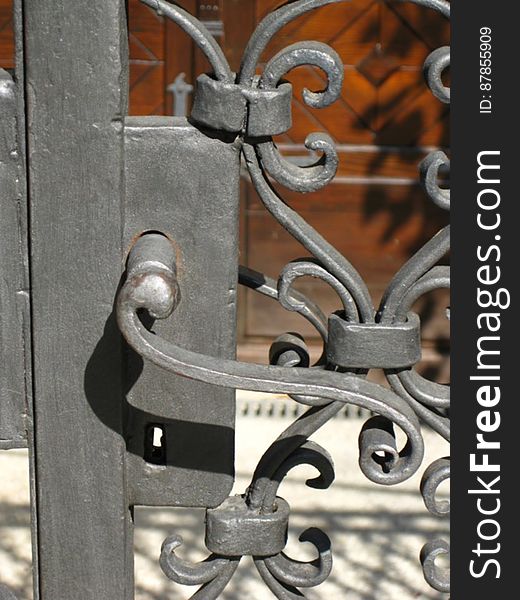 handle-on-wrought-iron-gate