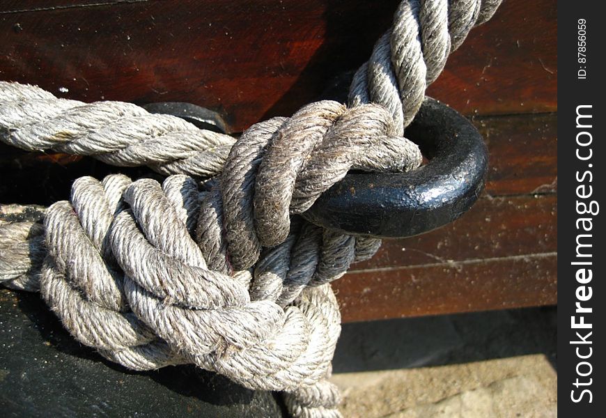 manila-rope-node-on-iron-ring