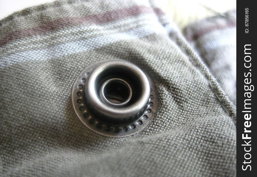 metal-pants-button