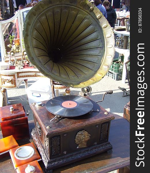 old-gramophone-an-antique-market