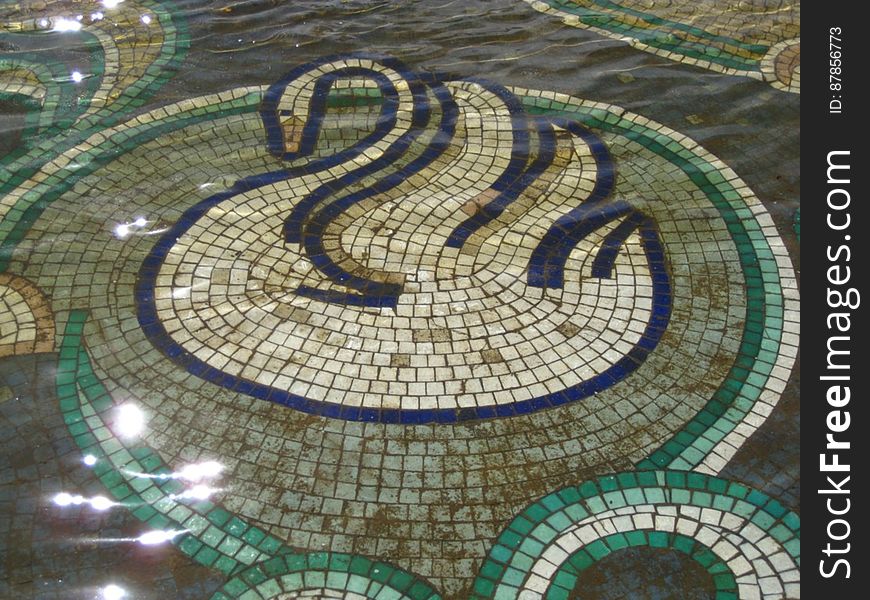 Public-fountain-swan-mosaic