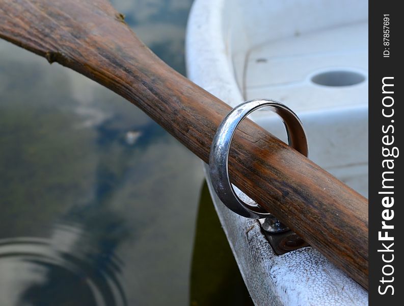 rowboat-oar-and-oarlock-