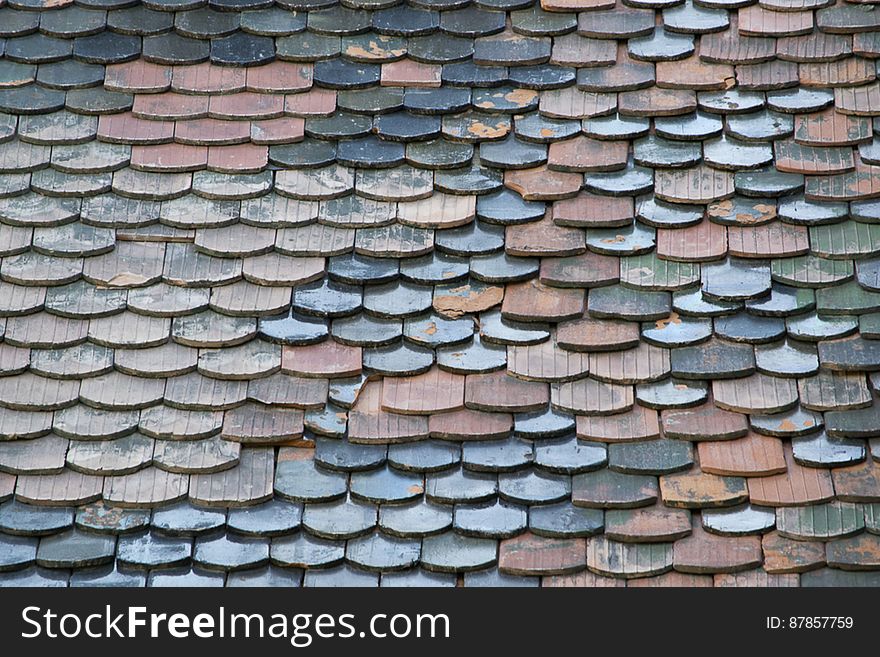 Image of a roof covering built of individual overlapping elements. Fixed by nails, they are almost waterproof and thus resistant to frost damage.
