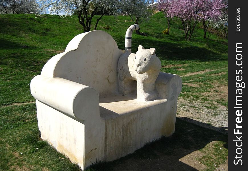Sculpure-of-cat-in-armchair