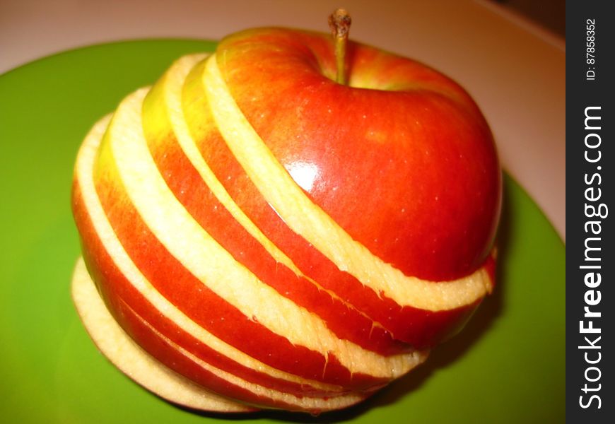 sliced-apple-on-green-plate