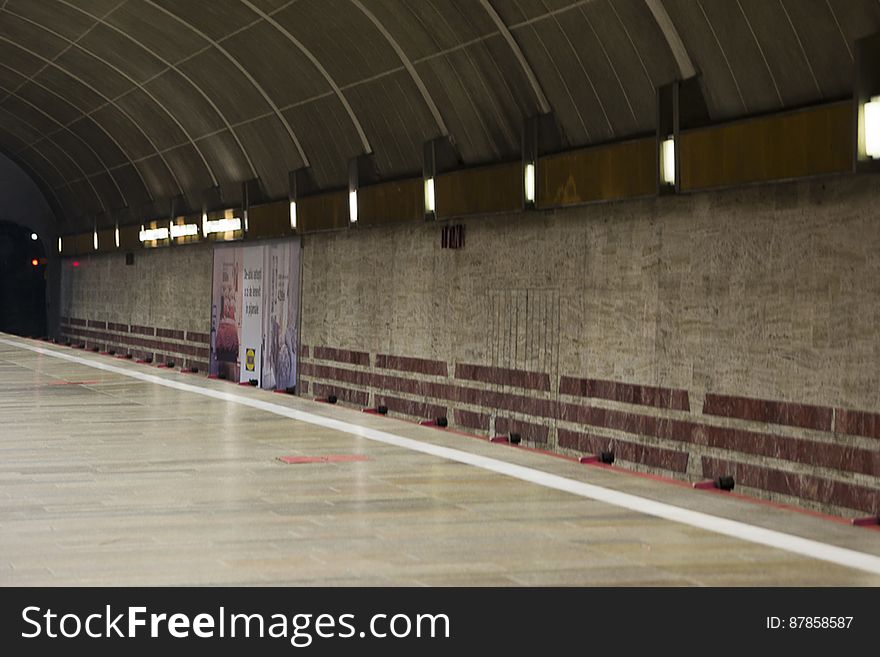 Photo of an underground urban railroad. This station&#x27;s main
characteristic is the lack of supporting pillars thus the wide op