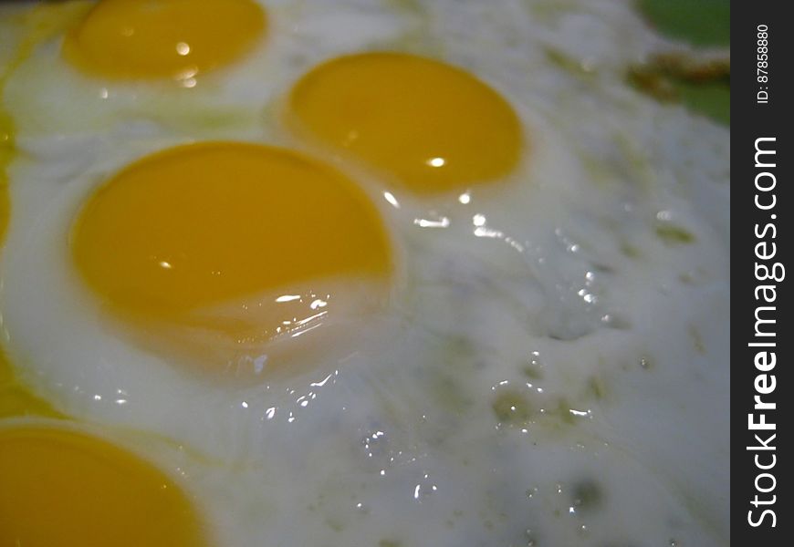 Sunny-side-up-eggs-on-plate