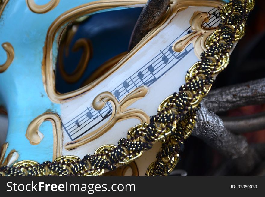 venetian-mask-decorated-with-music-scale