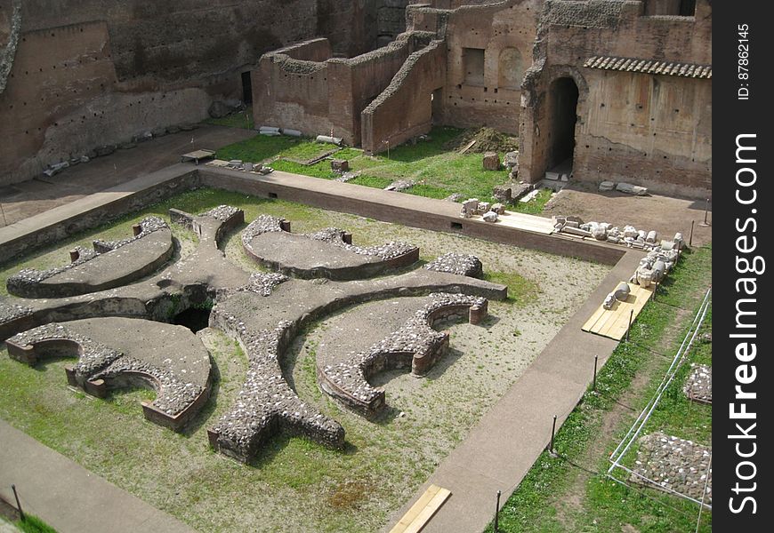 Ancient-fountain-on-the-palatine-hill