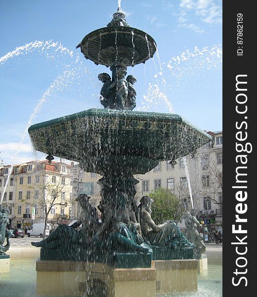 baroc-fountain-in-rossio-square