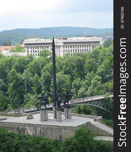 Asen-monument-and-stambolov-bridge