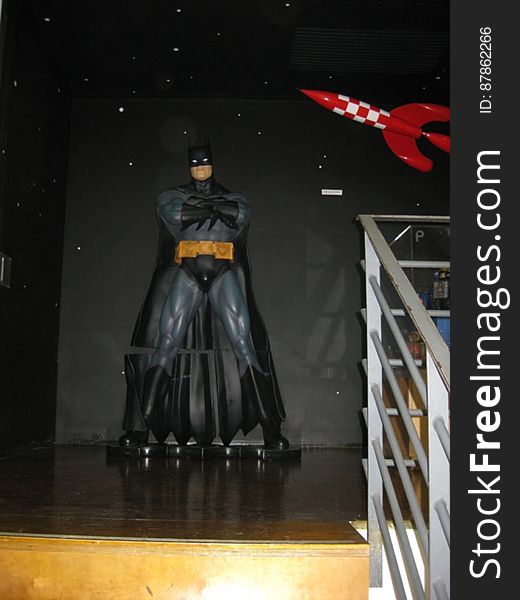 batman-full-size-figurine