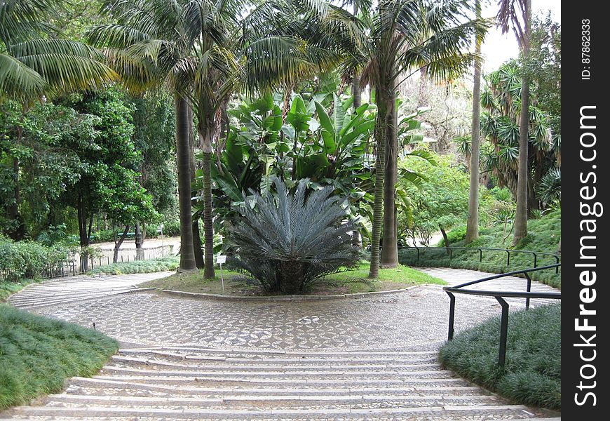 Botanical-garden-entrance