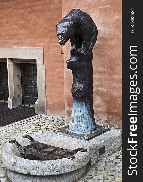 Originally a fountain, Breslau Bear in Market Sqaure is a bronze cast Malay bear and tresspassers rub its tongue for good luck.