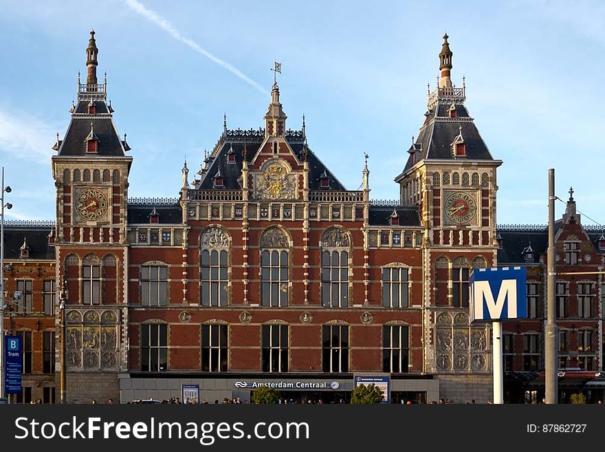 The largest railway station in Amsterdam, Centraal Station is a major public transport hub and also one of the most recognizable landmarks. Its Renaissace archi. The largest railway station in Amsterdam, Centraal Station is a major public transport hub and also one of the most recognizable landmarks. Its Renaissace archi