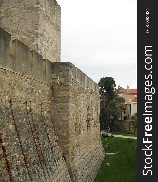 defense-walls-of-sao-jorge-castle