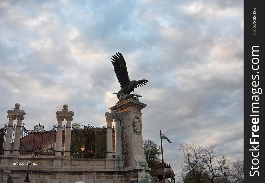 eagle-statue-turul-at-royal-palace