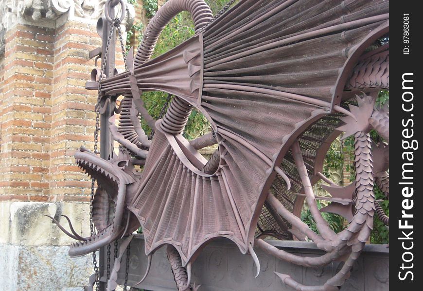 el-drac-de-gaudi-at-pavellons-guell-iron-dragon-gate