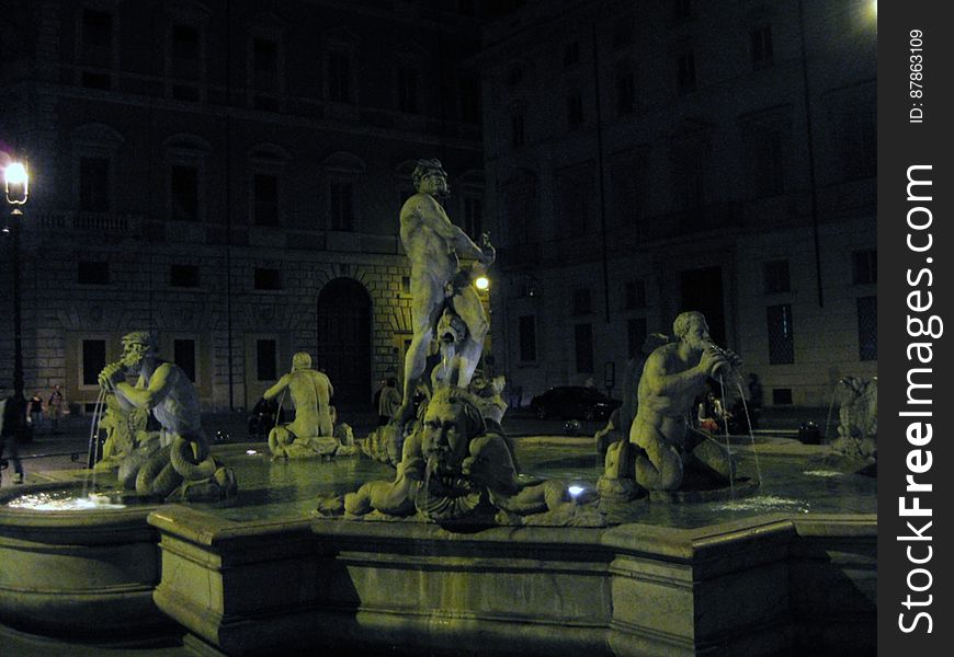 fontana-del-moro-at-night