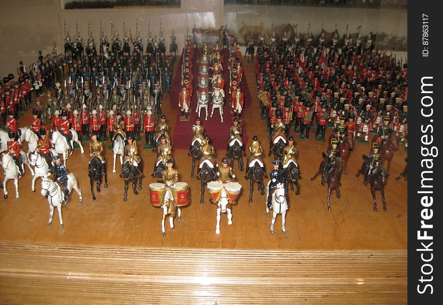 figurine-army-marching