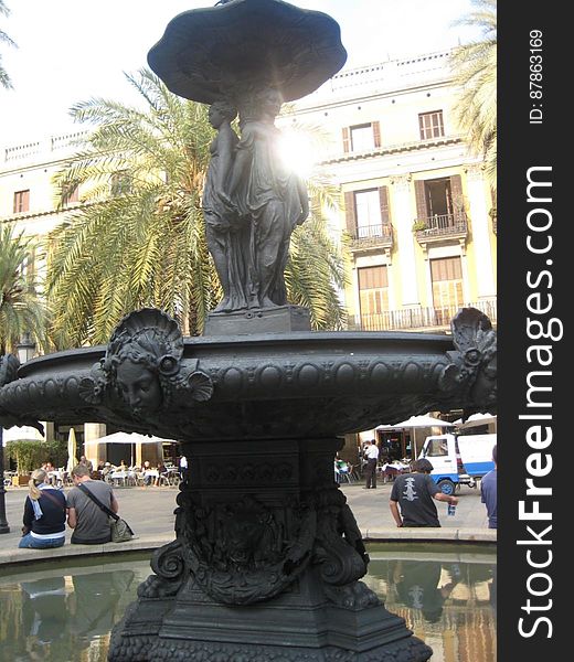 Fountain-in-placa-reial