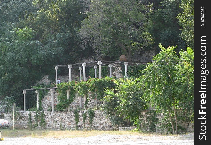 garden-pillars-facing-beach
