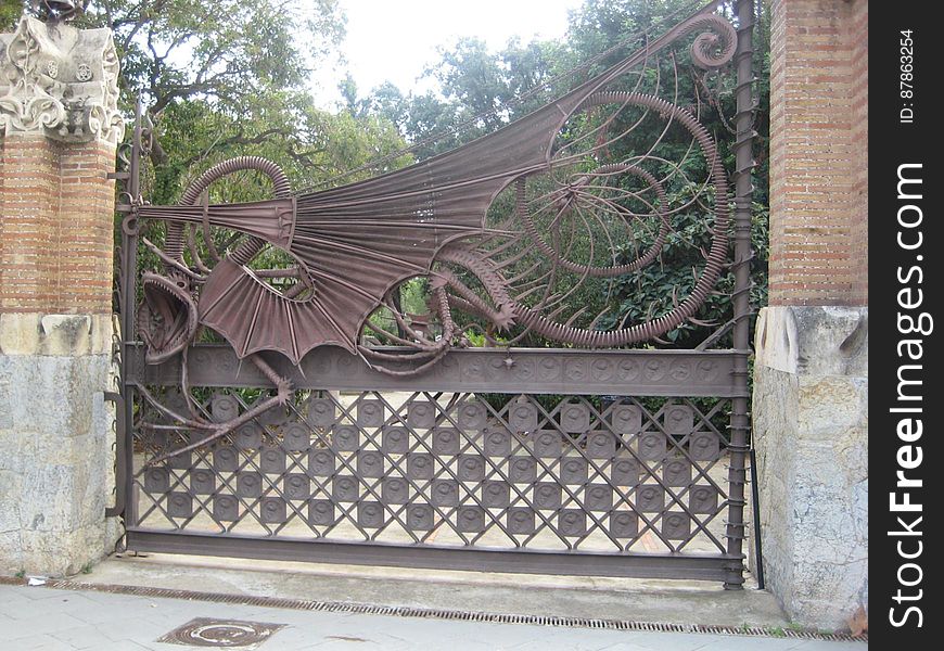 gaudi-iron-dragon-on-gate