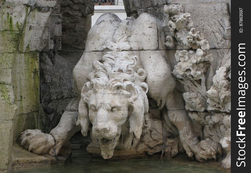 lion-in-fontana-dei-quatro-fiumi