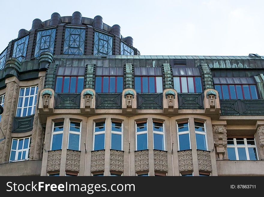 A beggining of the 20th century Art Nouveau multi-purpose building. It hosts a concert hall, a cinema, restaurants and shops in a number of passages. A beggining of the 20th century Art Nouveau multi-purpose building. It hosts a concert hall, a cinema, restaurants and shops in a number of passages.