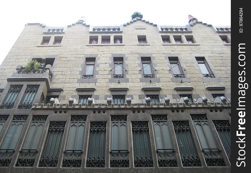 palau-guell-facade