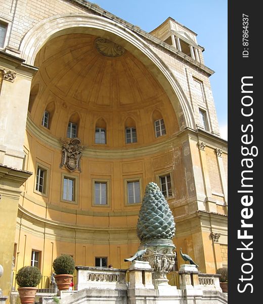 Pine-cone-statue-in-vatican