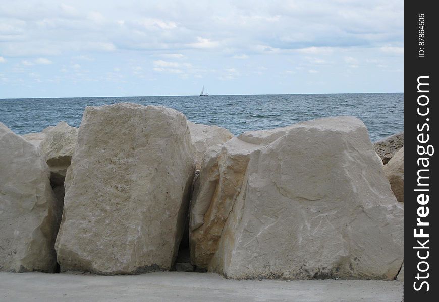 rocks-facing-the-sea