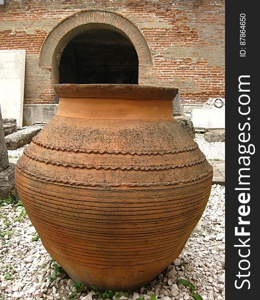 royal-court-amphora