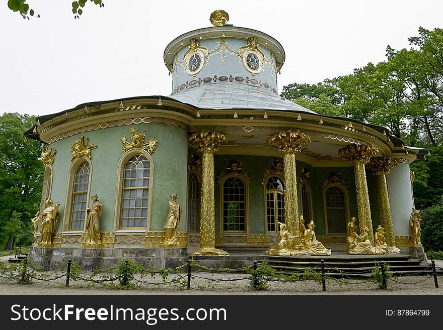 Gilded figures adorn the trefoiled shape of Chinese House, mixing Oriental influences with Baroque style. Gilded figures adorn the trefoiled shape of Chinese House, mixing Oriental influences with Baroque style.